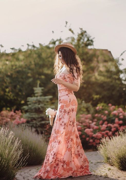 Розовое платье в пол