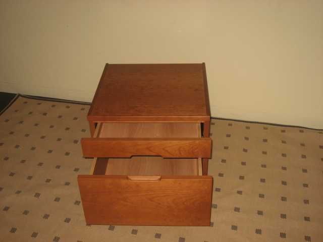 STOCK OFF: Mesa de cabeceira em cerejeira com gaveta marca Molteni
