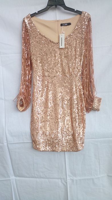 Сукня підходить і для випускного