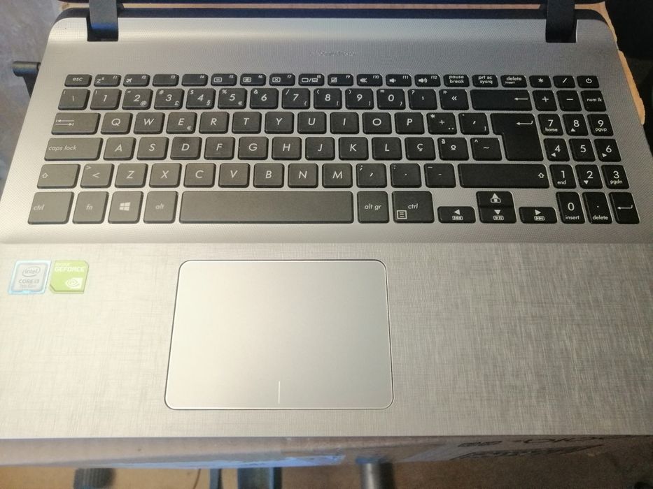 Portátil ASUS  i3 8Gb ssd 256 Geforce 2 Gb como novo