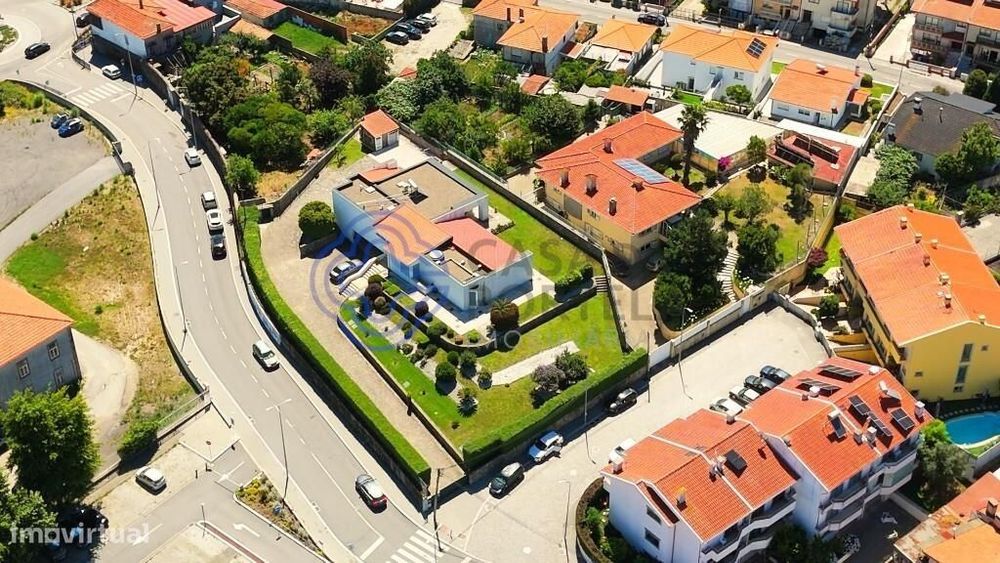 Moradia Independente T4 com 1.780 m2 de Terreno | Pedroso | Vila Nova