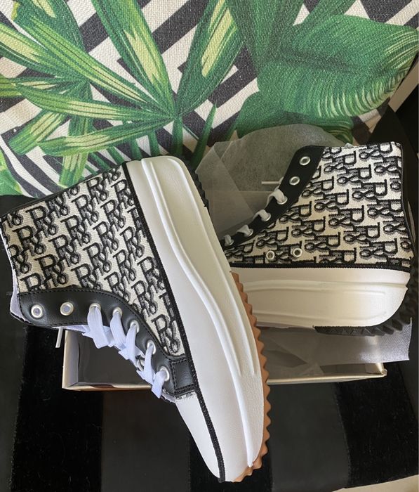 Tênis CD pretos e brancos