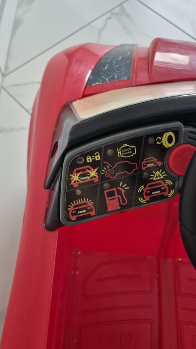 Дитячий електромобіль на батареї.