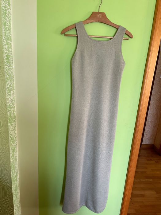 Sukienka z rozcięciem