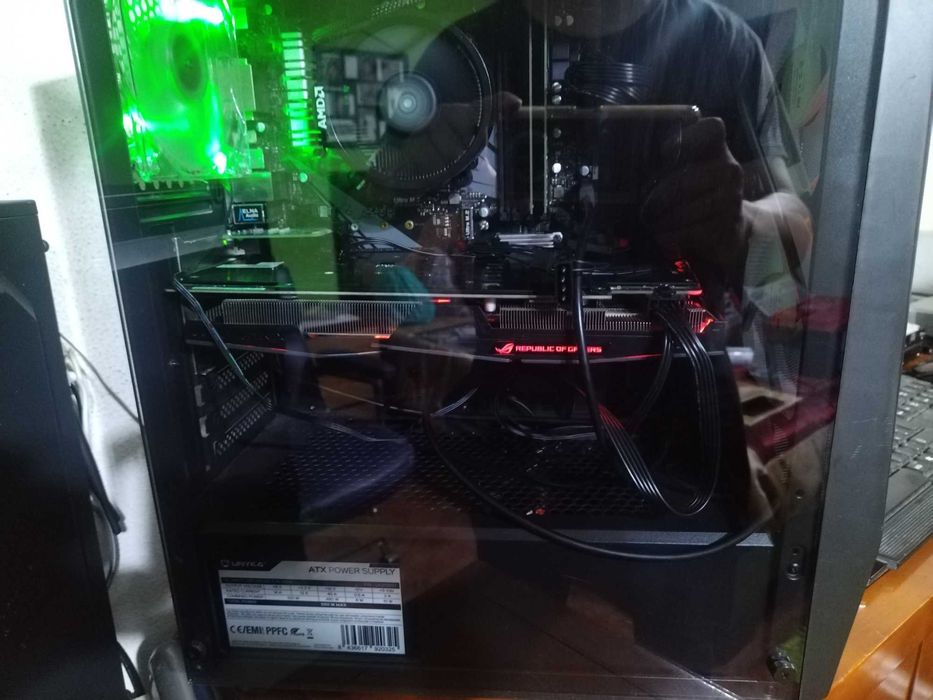 Torre pc com várias peças em garantia