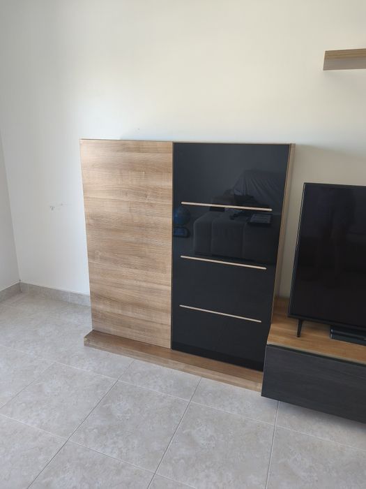 Móvel TV com vitrine e prateleiras de parede