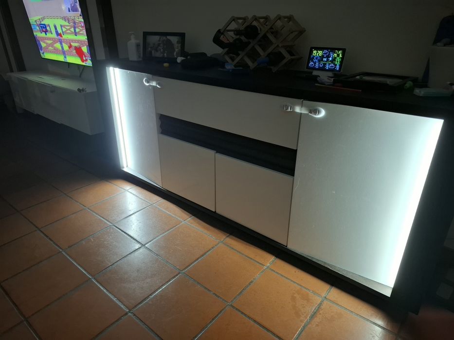 Aparador de sala grande com iluminação  em LED
