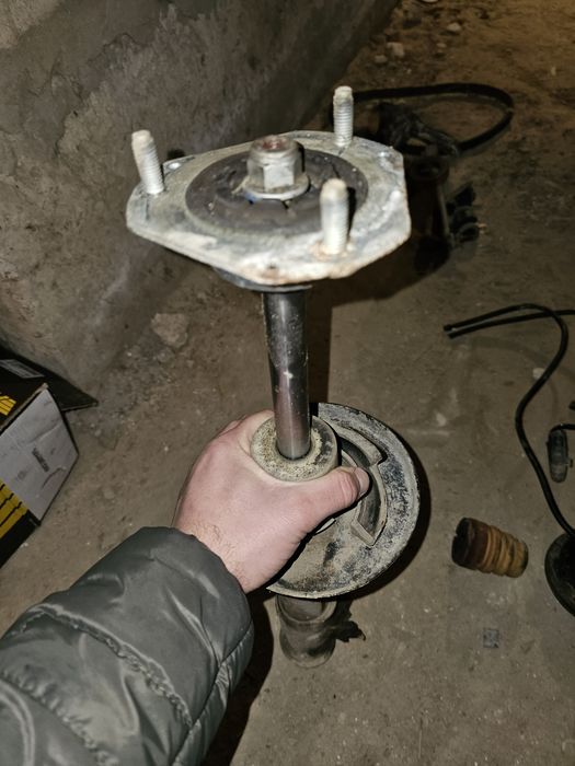 Передні стійкі з опорними підшипниками