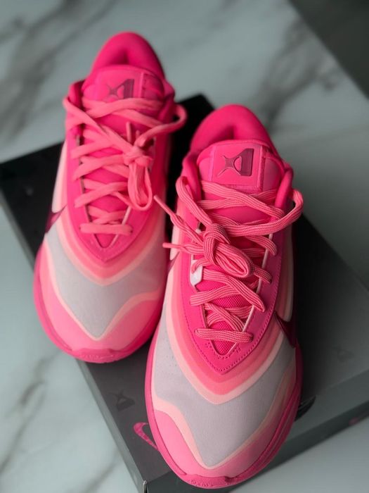 Рожеві кросовки Nike