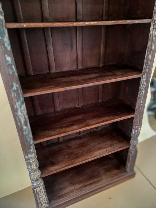 Regał drewniany z rzeźbioną listwą