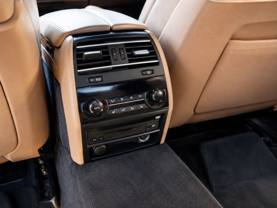 BMW  F02 750Li xDrive 4.4 V8 450 KM