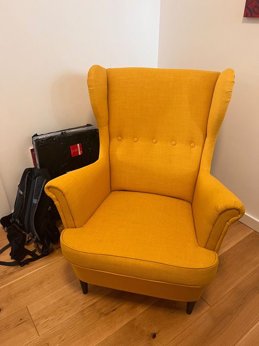 Fotel uszak z pufą w kolorze musztardowym Ikea
