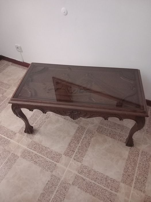 Mesa de centro com trabalhado (antigo)