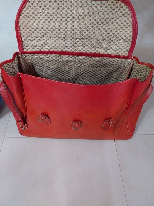 Mala de Viagem Antiga em Pele