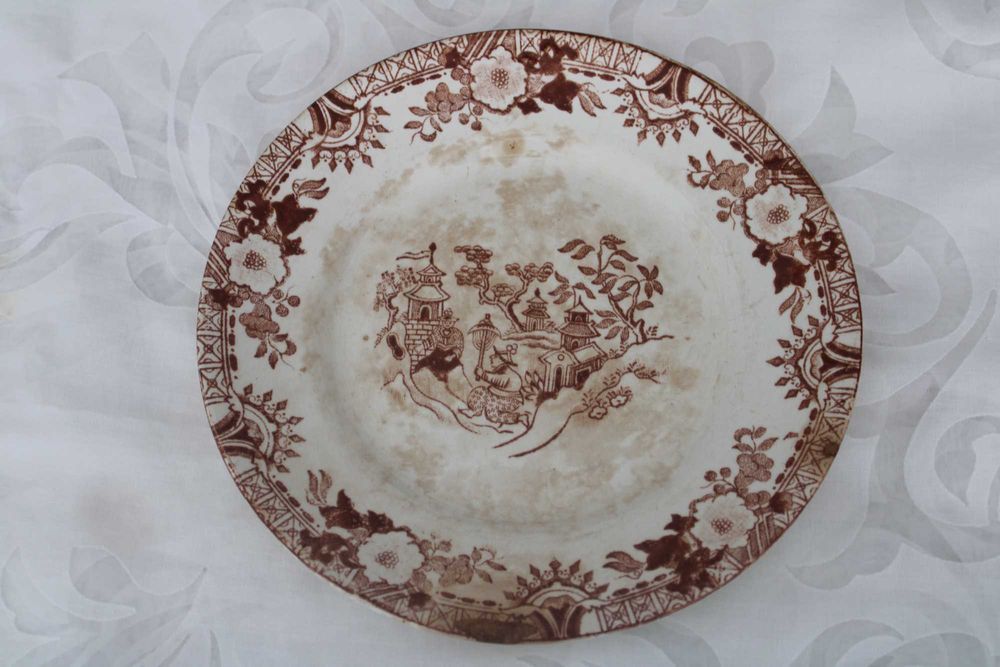 1 Prato figuras Orientais, Fabrica Sacavém -Gilman e C-ª, carimb. 1905