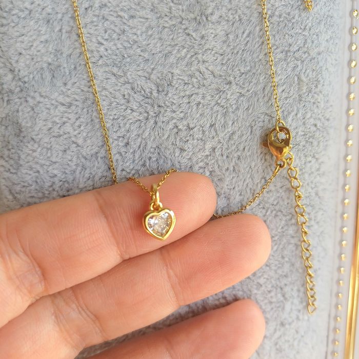 Colar delicado ponto de luz de coração em zirconia Swarovski banhado a ouro em aço inoxidável