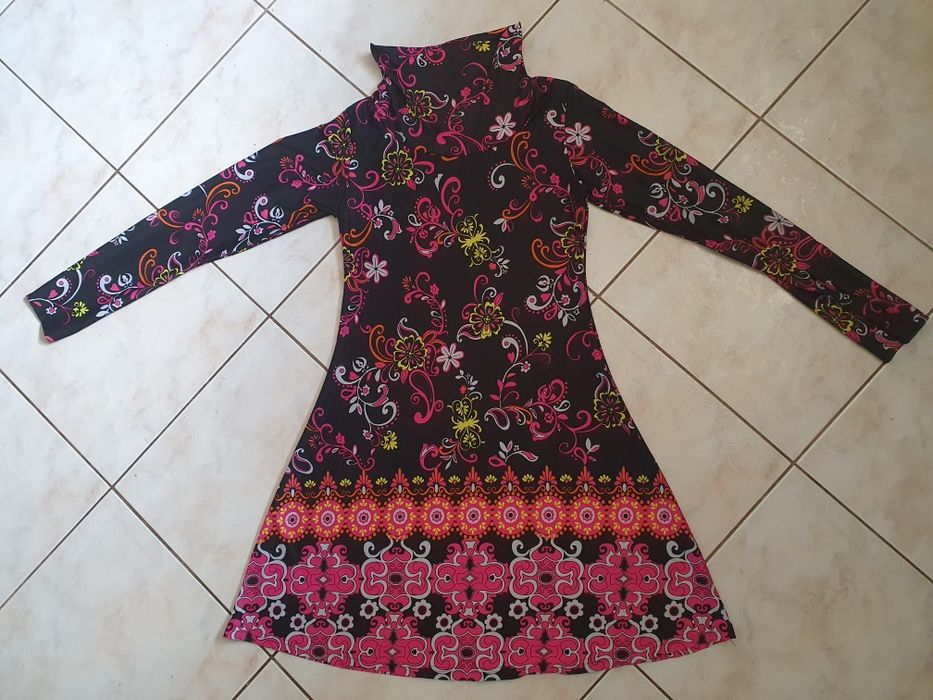 Efektowna sukienka z golfem S/M orientalny wzór