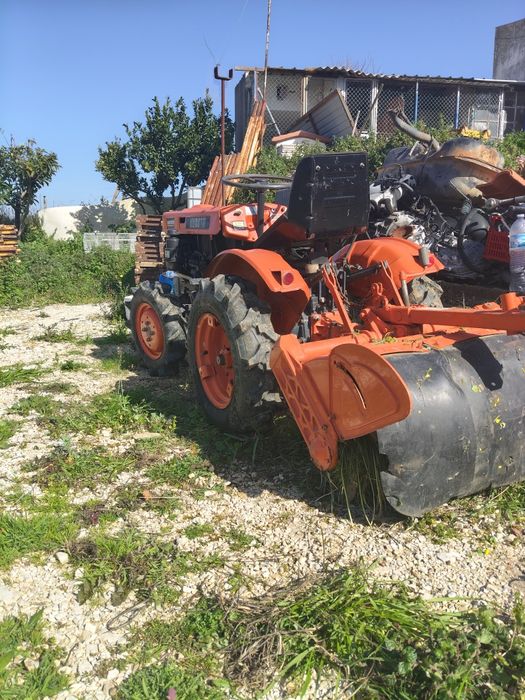 Trator 4×4 Kubota frese e charrua