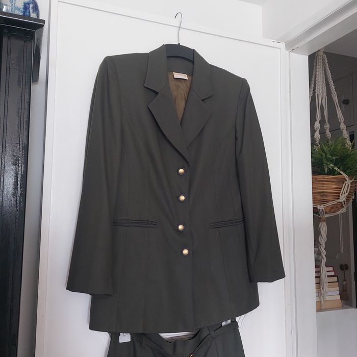 Fato de senhora  em tom de verde azeitona