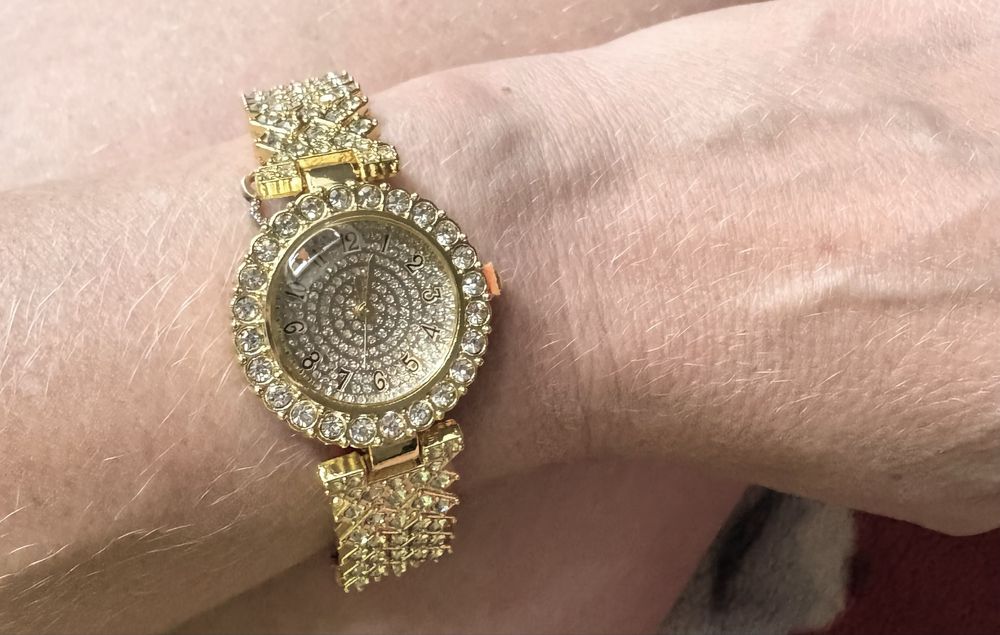 Piekny i elegancki zegarek damski