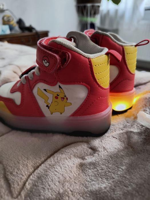 Świecące buty do kostki dziecięce Pikachu r24 adidasy jak nowe
