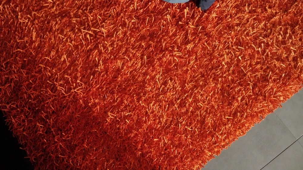 Sofá , móvel de TV e tapete