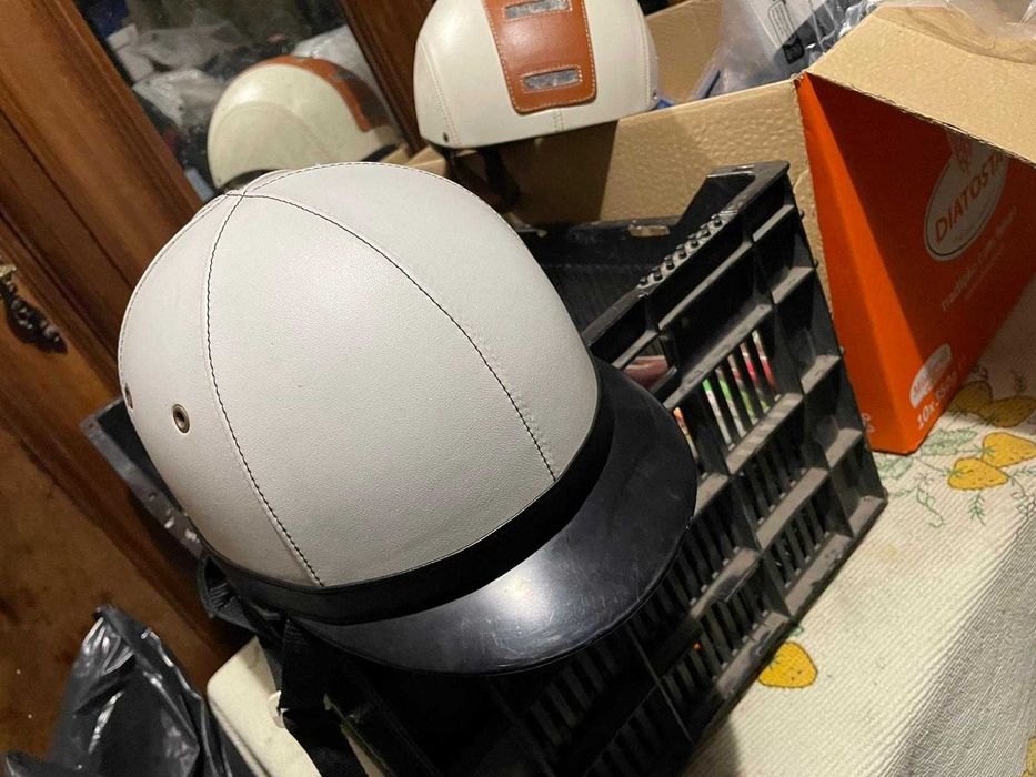 2 chapéus de bicicleta antigos em pele da Suíça