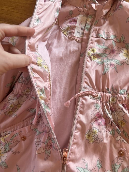 Гарна ветровка для дівчинки