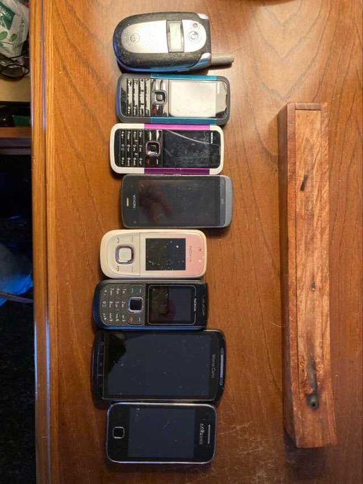 Coleção de telefones antigos Nokia e Samsung