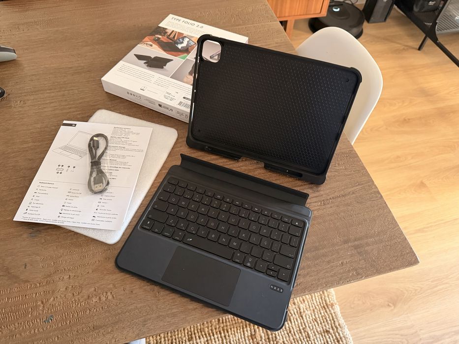 Capa + teclado PT e trackpad LAUT para iPad Pro 11 M4