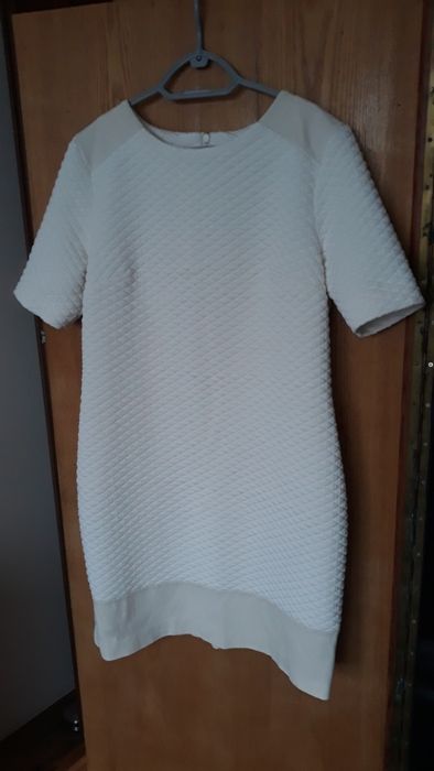 Biało-kremowa elastyczna sukienka