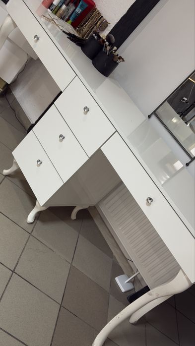 Stół był używany przez dziewczyny, które robiły manicure w salonie.
