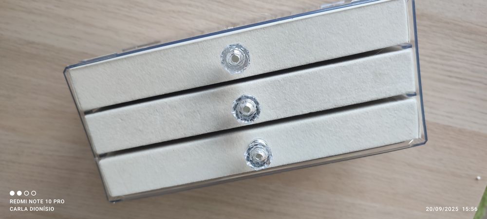 Caixa de veludo com caixa de acrílico com 3 gavetas