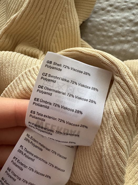 Krótsza bluzka weekday