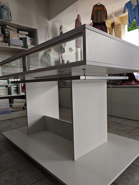 Expositores com vitrina