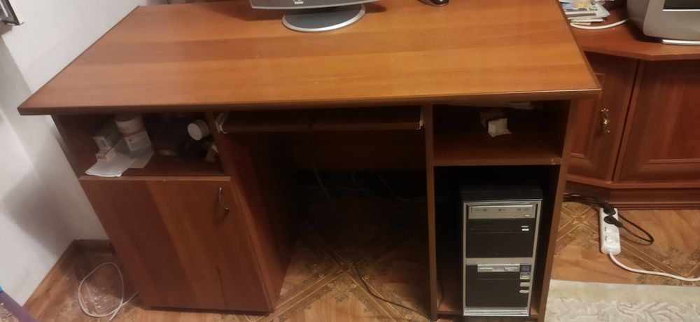 Стіл комп'ютерний