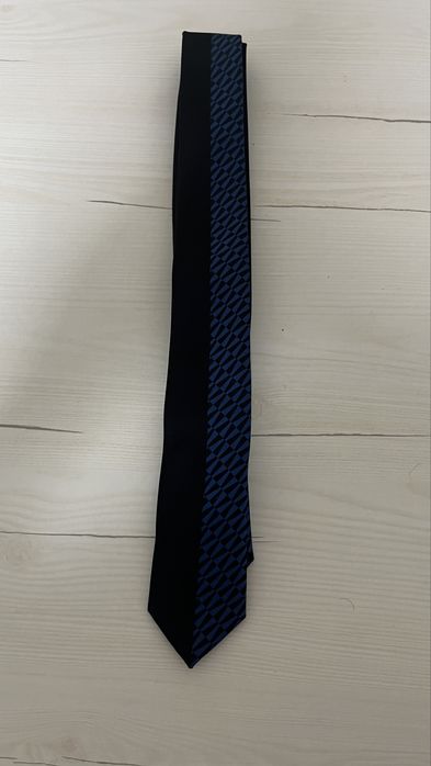 Gravata preta com detalhe azul | Moderna e versátil