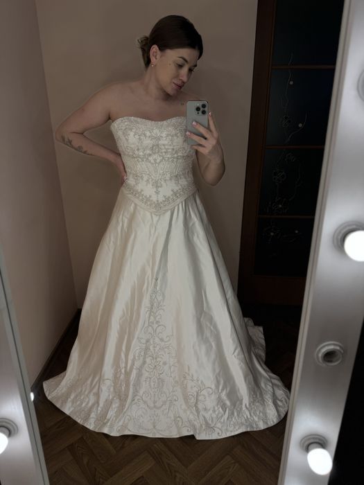 Весільна сукня з шлейфом , розмір м
