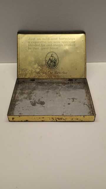 Caixas antigas de cigarros em chapa