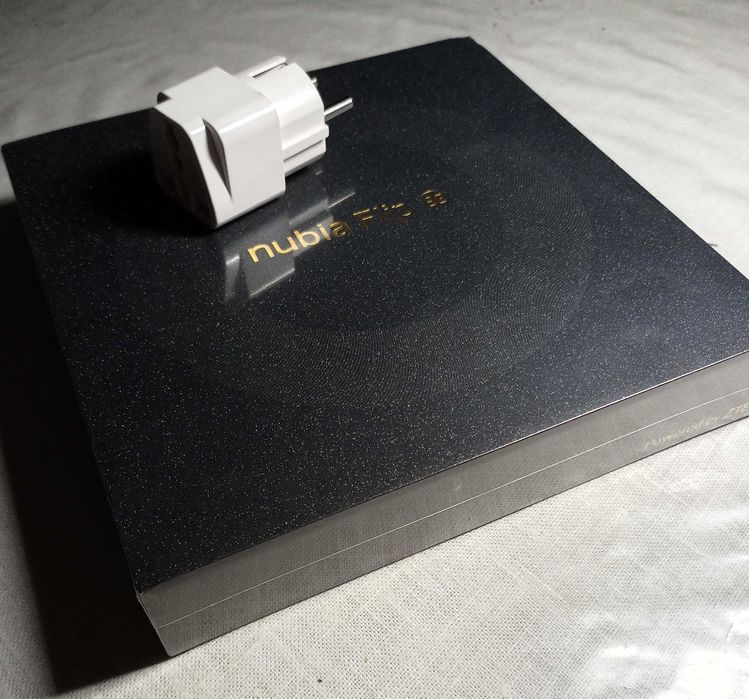 ZTE Nubia Flip 5G smartfon z dwoma wyświetlaczami oled