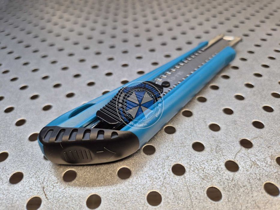 Nóż do tapet 18mm Nożyk tapetowy 18mm z ostrzem łamanym