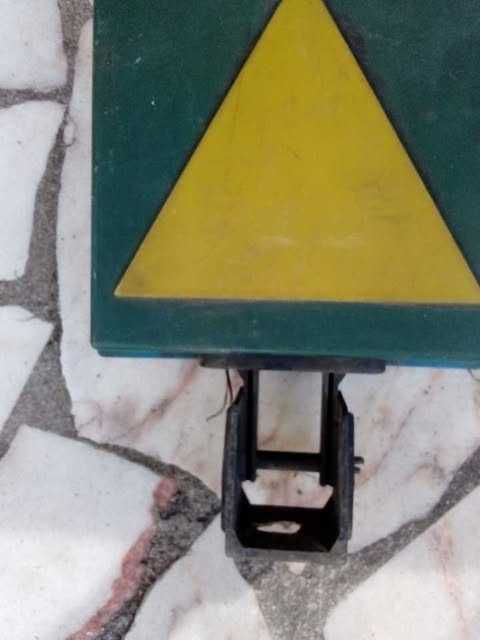 sinal de reboque com luz sineletica muito antigo