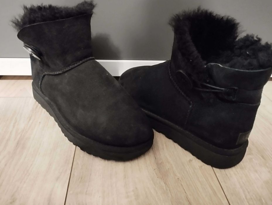 UGG Mini Bailey Button ll size 8 / 39