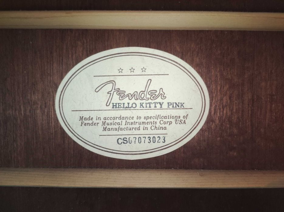 Guitarra Limitada da Hello Kitty -Fender