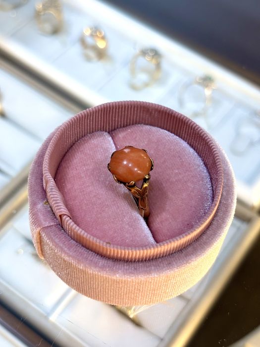 Złoty pierścionek z koralem naturalnym