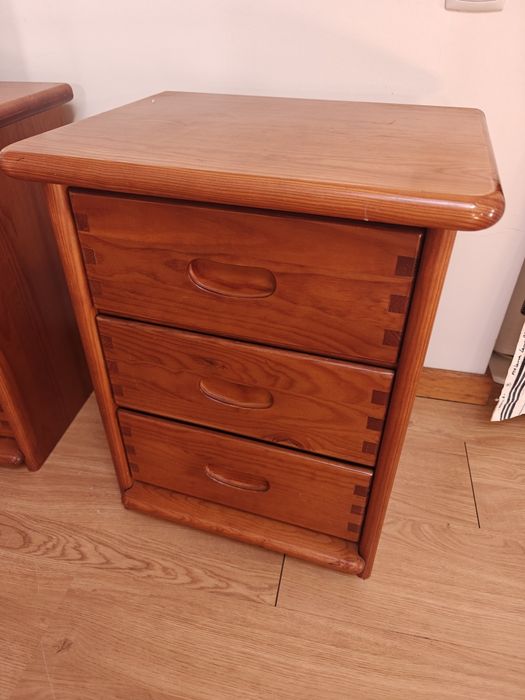 Mesa de Cabeceira em Pinho Maciço ARC (3 Gavetas) - Disponível Par