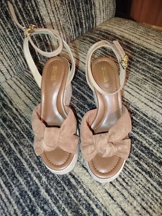 Buty na koturnie