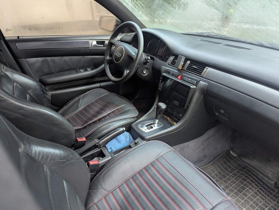 Машина Audi A6 2002 рік.