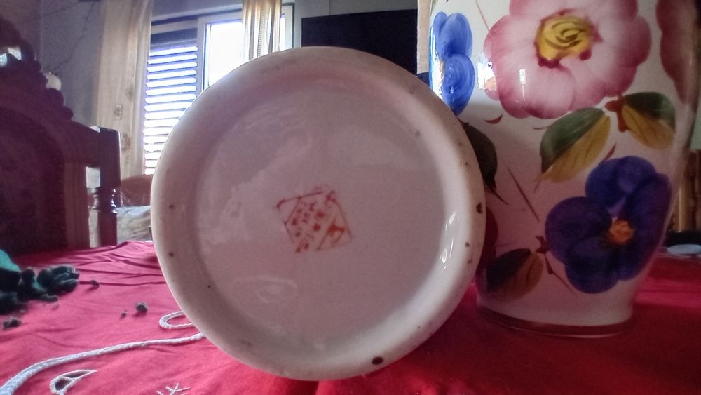 Jarra pintada com tinta chinesa