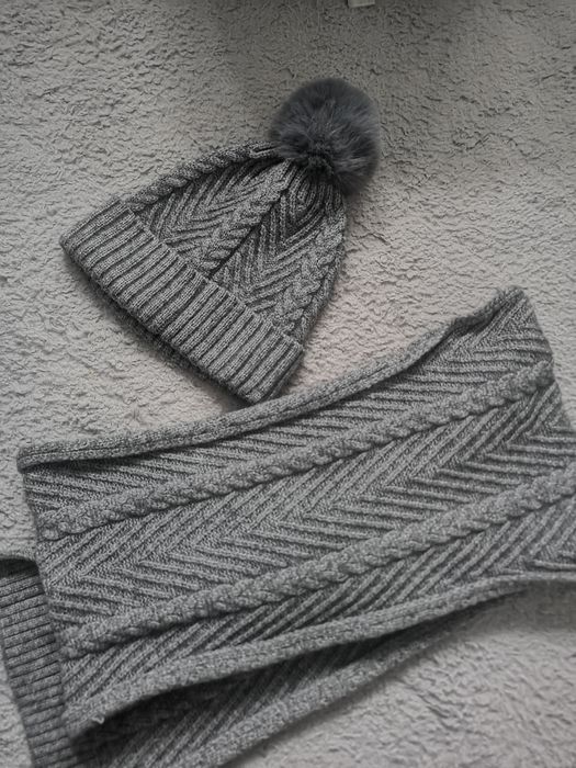 Komplet czapka szalik zimowy o ciekawym splocie